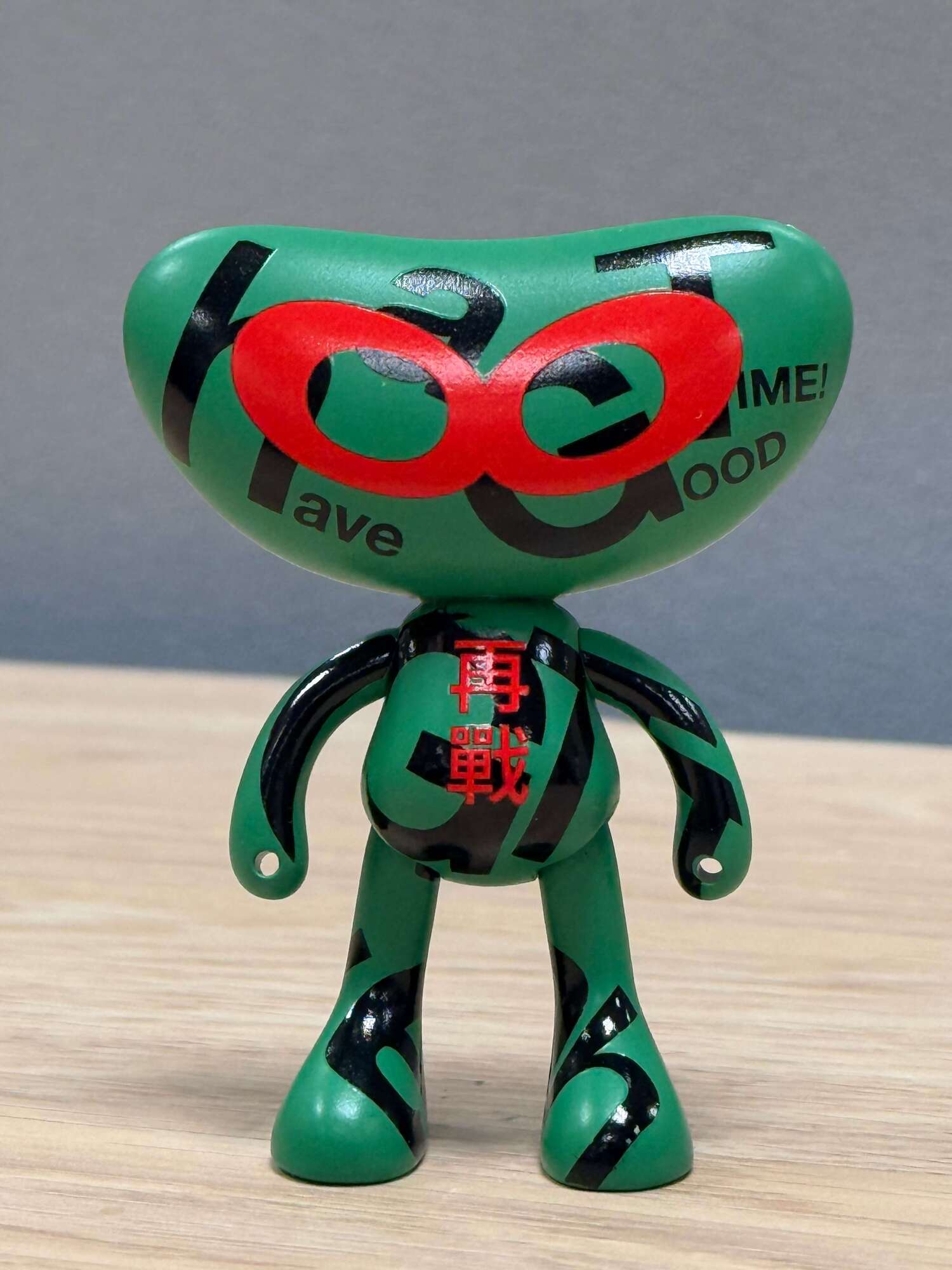 再戰俠胸前的「再戰」設計，代表著信心與夢想，更象徵橘子不只敢挑戰，也能一戰再戰！